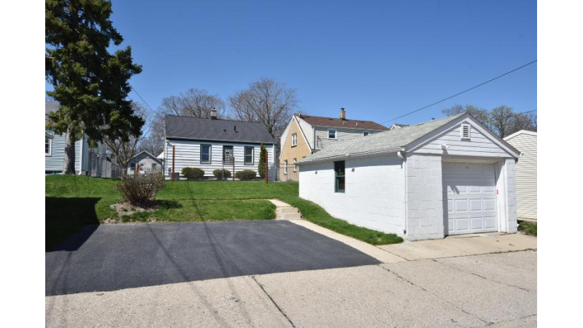 3758 S Lenox St Milwaukee, WI 53207 by NextKey Realty Group, LLC $225,000