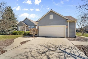 701 Creekside Dr, West Bend, WI 53095