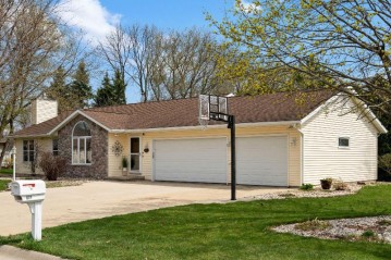 619 Deer Trl, Watertown, WI 53094-6088