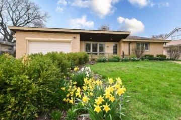 3213 N 104th St, Wauwatosa, WI 53222-3323