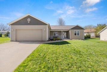 387 Root Ave, Hartford, WI 53027-1738