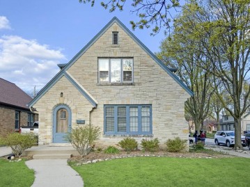 6920 W Clarke St, Wauwatosa, WI 53213