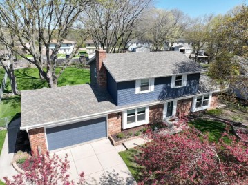 1266 Fox Point Dr, Waukesha, WI 53189-7167