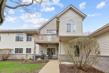 4977 W Maple Leaf Cir, Greenfield, WI 53220-2780