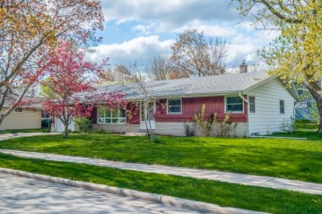 1520 Atlantic Dr, Waukesha, WI 53186