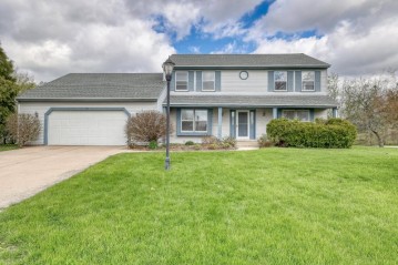 141 Kerry Glen Ct, Pewaukee, WI 53072