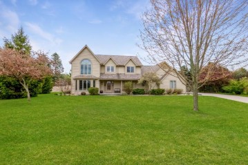 204 Whitetail Ct, Pewaukee, WI 53072-2571