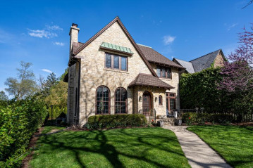 5834 N Shore Dr, Whitefish Bay, WI 53217-4632