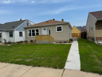 4258 N 61st St St, Milwaukee, WI 53216-1215