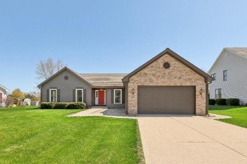 8801 W Whispering Oaks Ct, Franklin, WI 53132