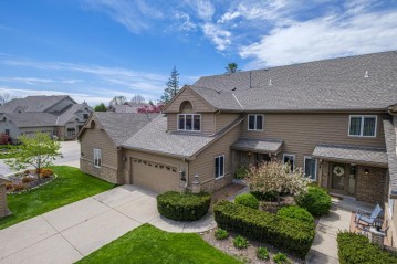 8507 S Country Club Dr, Franklin, WI 53132-2710