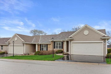 429 Woodfield Cir, Waterford, WI 53185-4052