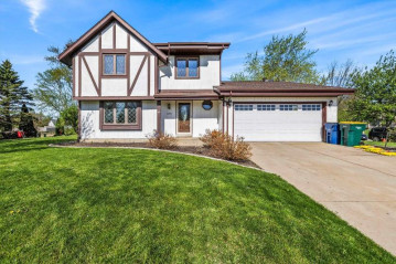 10541 S Mcgraw Dr, Oak Creek, WI 53154