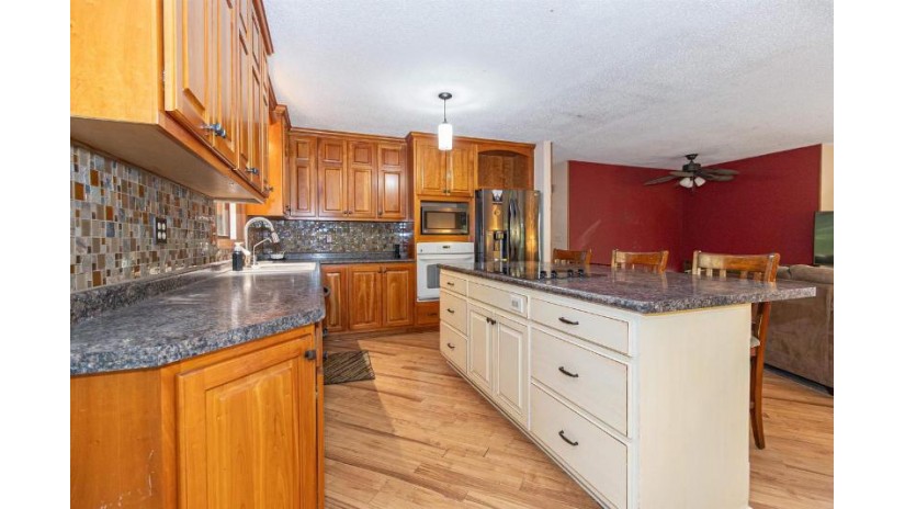 3722 Woodridge Trace Wisconsin Rapids, WI 54495 by Re/Max Connect - Phone: 715-459-6093 $326,500