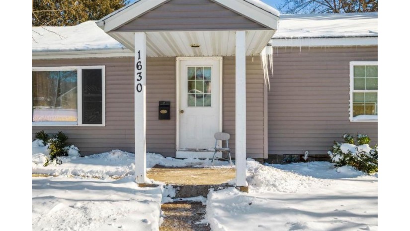 2341 Irving Street Wisconsin Rapids, WI 54494 by Coldwell Banker- Siewert Realtors - Phone: 715-570-4085 $146,000
