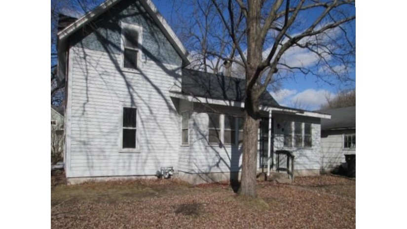 310 Oak Street Waupaca, WI 54981 by Re/Max Excel - Phone: 715-551-2776 $134,900