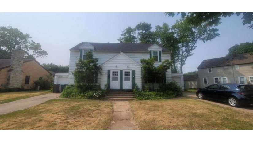 611/613 Putnam Drive Eau Claire, WI 54701 by Realty Group Inc. $299,000