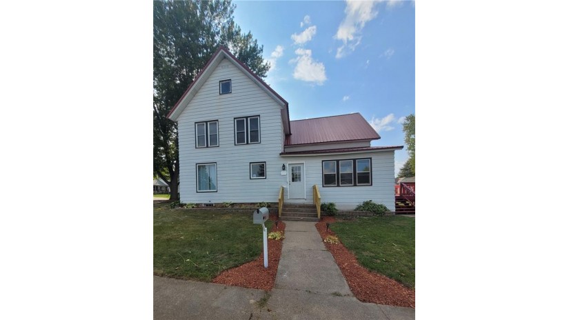 400 Oak Street Neillsville, WI 54456 by Homestead Realty $199,000