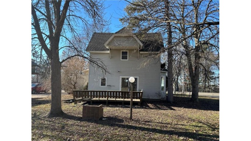 502 16th Ave E Menomonie, WI 54751 by Lee Real Estate & Auction Service $165,000