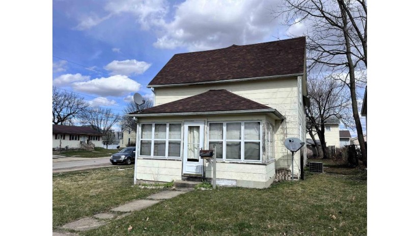 304 Warren Avenue Belvidere, IL 61008 by Keller Williams Realty Signature $112,000