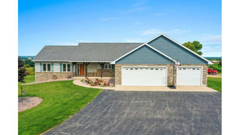 N5136 Lakeview Way Washington, WI 54107 by Coldwell Banker Real Estate Group $574,900