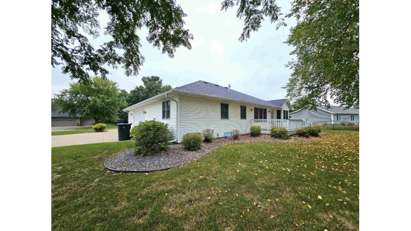 750 Sunset Drive Waupaca, WI 54981 by Faye Wilson Realty LLC - Office: 920-407-0003 $359,000