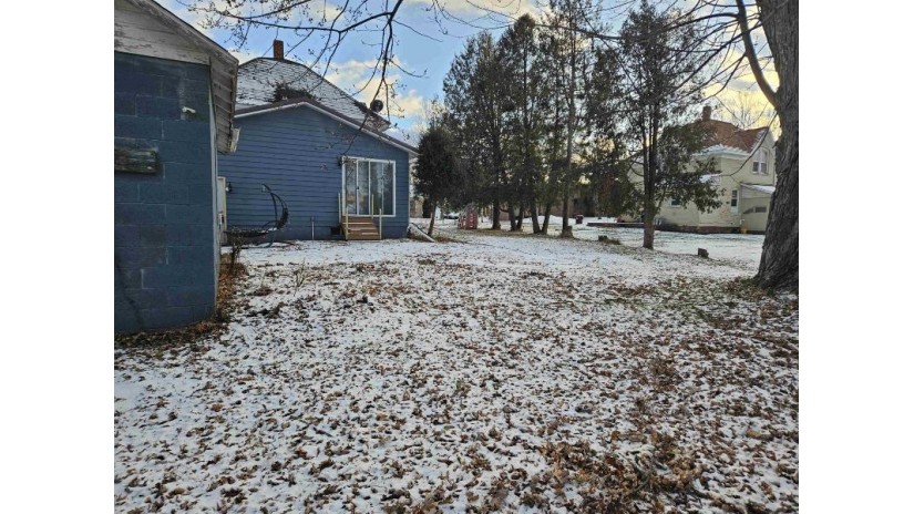 117 E 1st Street Gillett, WI 54124 by Make A Move Realty, LLC $149,900