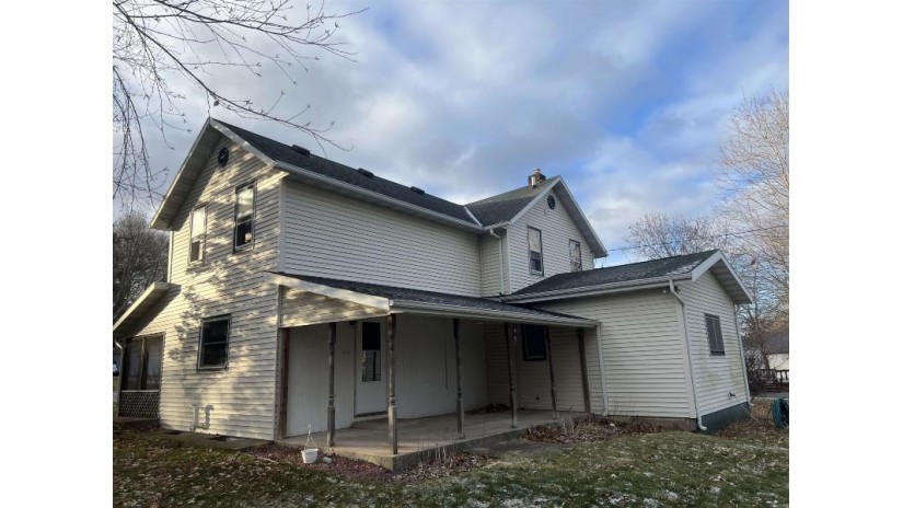 638 Union Street Manawa, WI 54949 by RE/MAX Lyons Real Estate - OFF-D: 715-258-9565 $195,000
