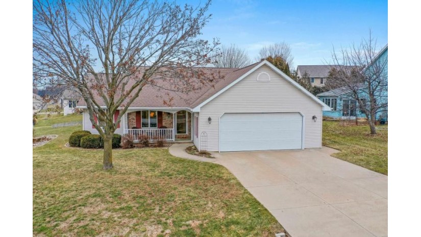 1420 W Woodstone Drive Grand Chute, WI 54914 by Resource One Realty, Llc - OFF-D: 920-338-8116 $372,500