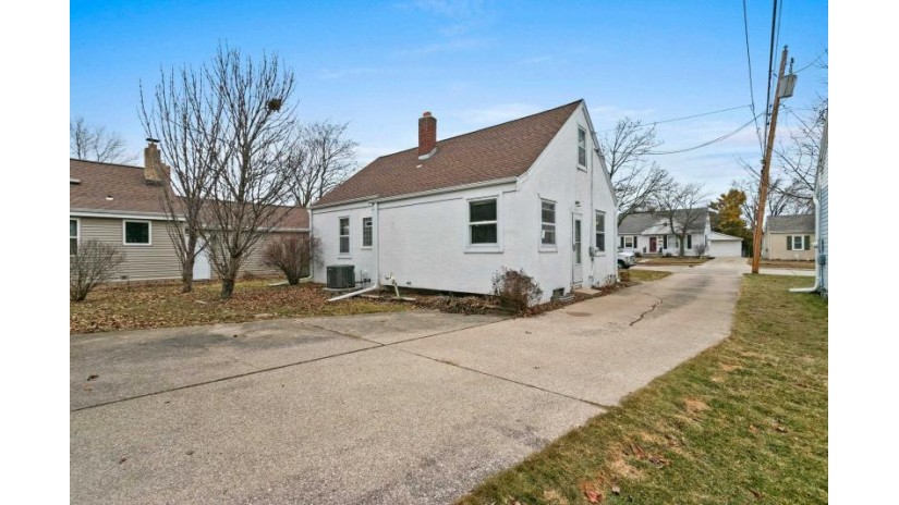 1301 Desnoyers Street Green Bay, WI 54303 by Red Key Real Estate, Inc. $199,900
