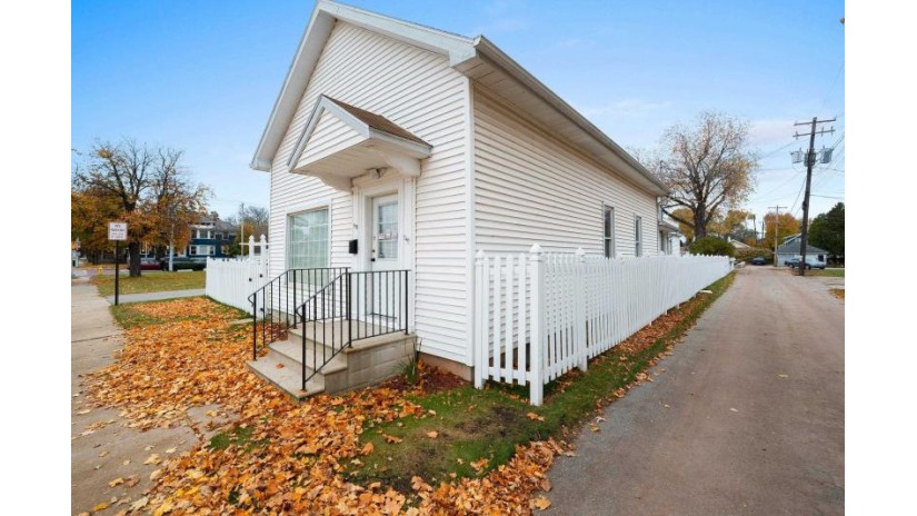 918 E Walnut Street Green Bay, WI 54301 by Coldwell Banker Real Estate Group $299,000