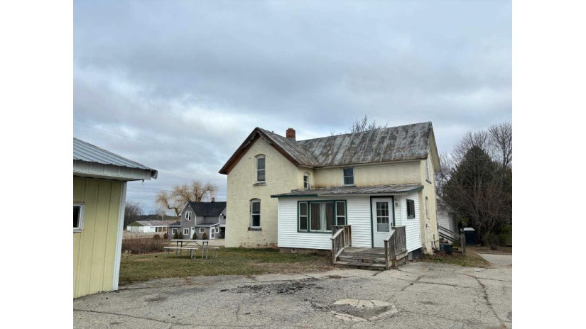 117 E Maple Street Lena, WI 54139 by Signature Realty, Inc. $155,000