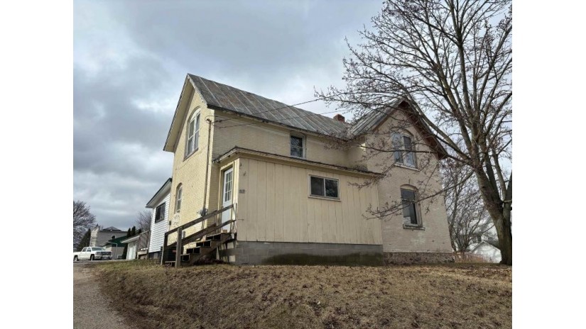 117 E Maple Street Lena, WI 54139 by Signature Realty, Inc. $155,000