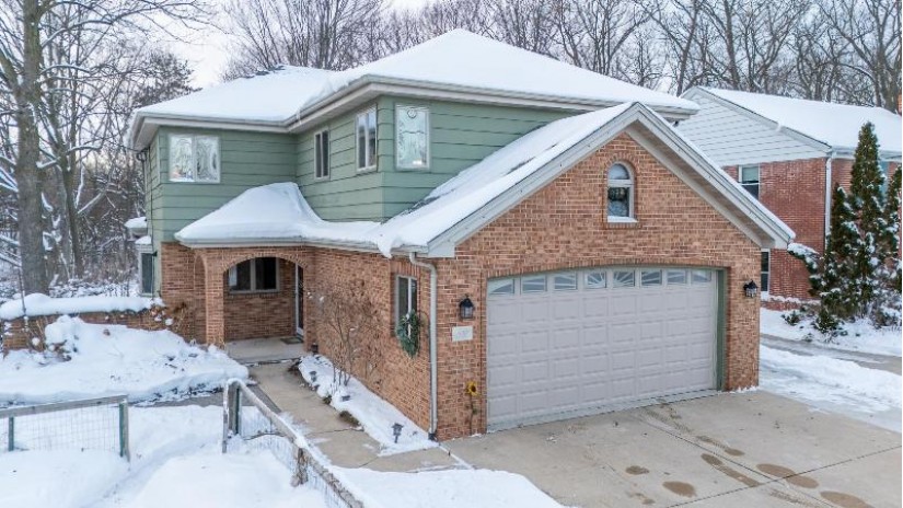 82 Cherry Court Appleton, WI 54915 by Coldwell Banker Real Estate Group $425,000