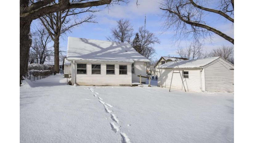 207 Darboy Road Combined Locks, WI 54113 by Expert Real Estate Partners, Llc - CELL: 920-810-7234 $165,000