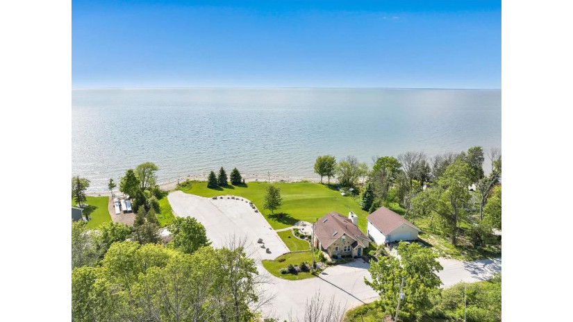 2733 Bay Road Gardner, WI 54204 by Todd Wiese Homeselling System, Inc. - OFF-D: 920-406-0001 $669,500