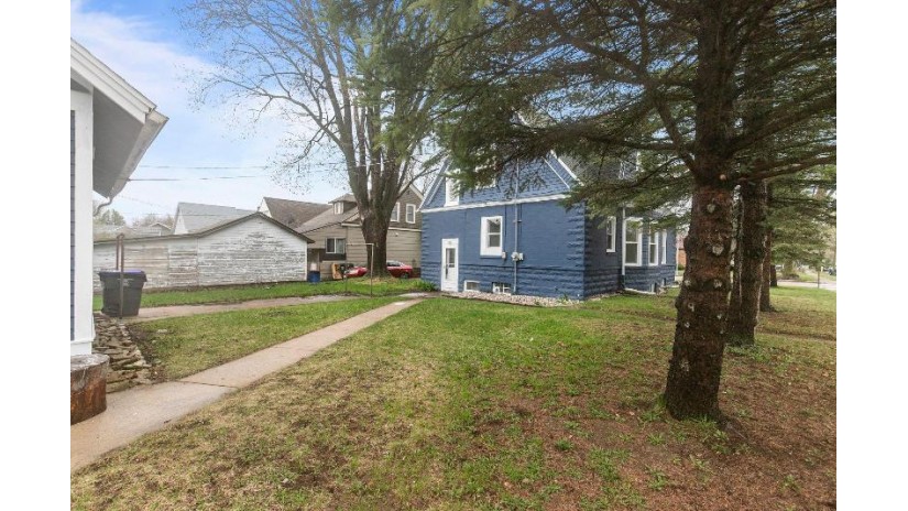902 S Pearl Street New London, WI 54961 by Coldwell Banker Real Estate Group $242,900