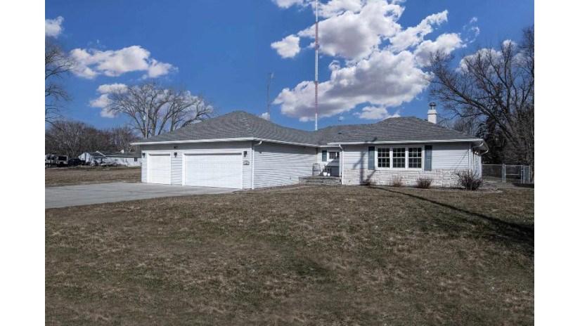 1444 Manitowoc Road Fox Crossing, WI 54952 by Century 21 Affiliated - CELL: 920-428-0066 $257,000