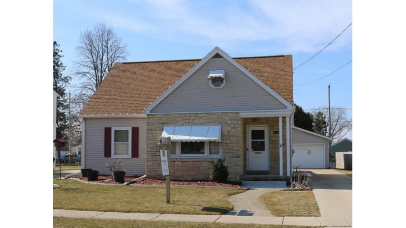 933 Higgins Avenue Neenah, WI 54956 by Century 21 Ace Realty - Office: 920-739-2121 $319,900