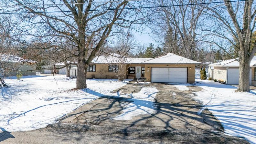 601 S Ridge Lane Grand Chute, WI 54914 by Acre Realty, Ltd. - CELL: 920-277-6408 $295,000