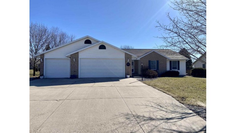 1530 Caroline Drive New London, WI 54961 by Coldwell Banker Real Estate Group $350,000