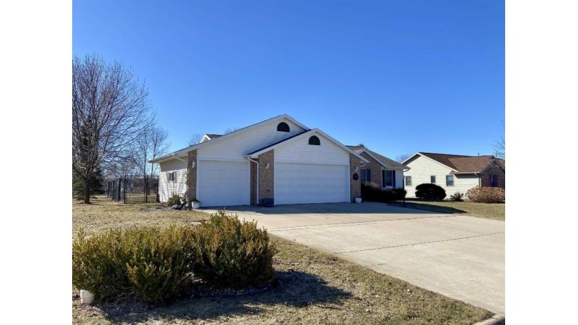 1530 Caroline Drive New London, WI 54961 by Coldwell Banker Real Estate Group $350,000