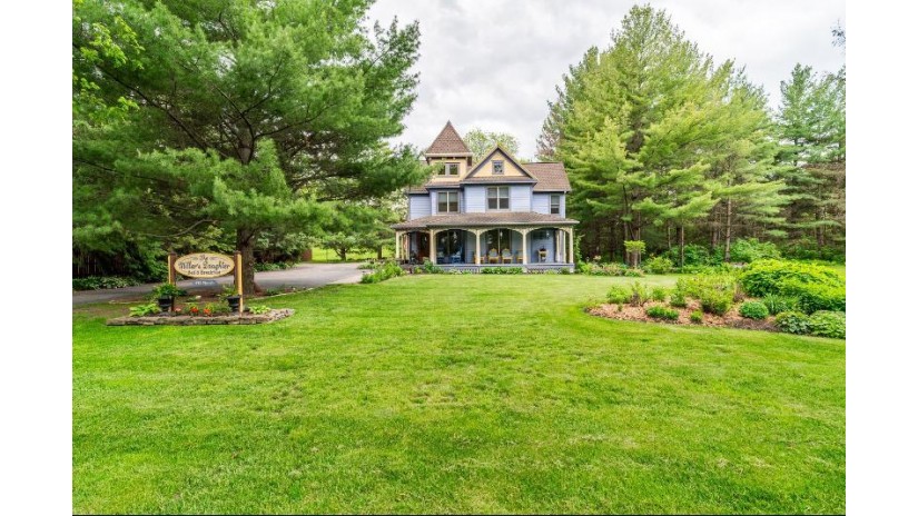 453 North Street Green Lake, WI 54941 by Roots Real Estate LLC - jaimee@rootsrealestatellc.com $860,000