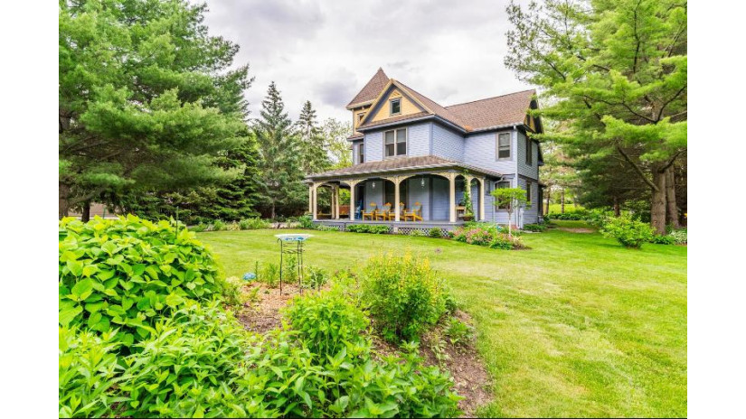 453 North Street Green Lake, WI 54941 by Roots Real Estate LLC - jaimee@rootsrealestatellc.com $860,000