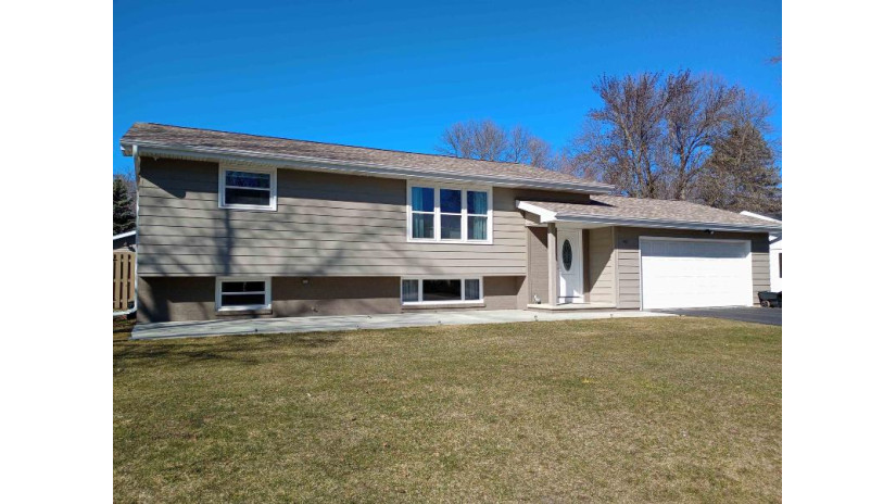 862 Woodfield Road Fox Crossing, WI 54956 by Open Road Home Real Estate - Office: 920-246-4420 $369,900