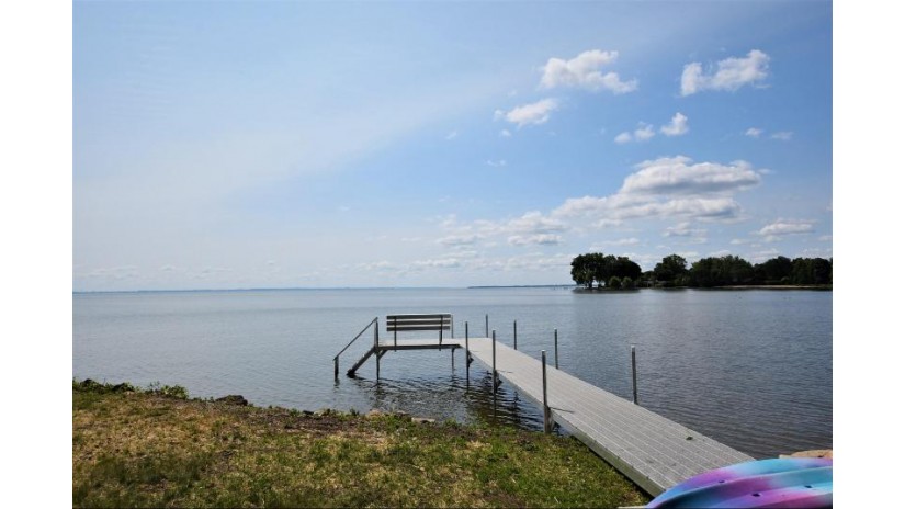 2146 Hickory Lane Oshkosh, WI 54901 by Re/Max On The Water - OFF-D: 920-379-6843 $825,000