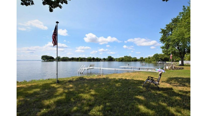 2146 Hickory Lane Oshkosh, WI 54901 by Re/Max On The Water - OFF-D: 920-379-6843 $825,000