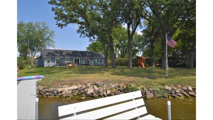 2146 Hickory Lane Oshkosh, WI 54901 by Re/Max On The Water - OFF-D: 920-379-6843 $825,000