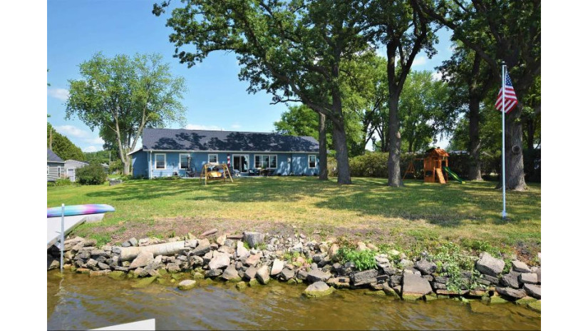 2146 Hickory Lane Oshkosh, WI 54901 by Re/Max On The Water - OFF-D: 920-379-6843 $825,000