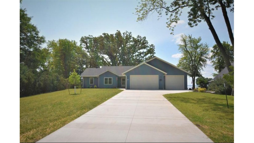 2146 Hickory Lane Oshkosh, WI 54901 by Re/Max On The Water - OFF-D: 920-379-6843 $825,000